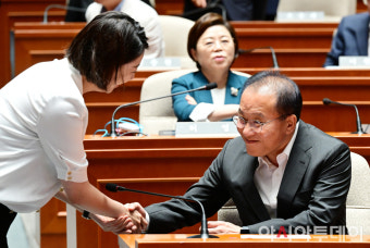 [포토] 배현진 의원과 악수하는 윤재옥 원내대표