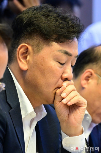 [포토] 생각에 잠긴 김관영 전북도지사