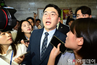 [포토] 취재진 질문에 답하는 김남국 무소속 의원