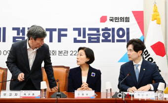 [포토] 대화하는 박구연 국무조정실 1차장-오영주 외교부2차관-박성훈 해양수산부 차관