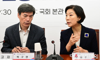 [포토] 오영주 외교부 2차관과 대화하는 박구연 국무조정실 1차장