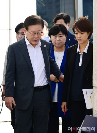 [포토] 고민정 최고위원과 대화하며 최고위 참석하는 이재명 대표