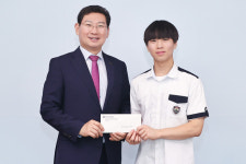 통학버스 문제 해결 감사편지 들고 용인시장 만난 삼계고등학교 학생