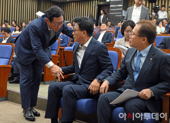 [포토] 이야기 나누는 박광온·김한정