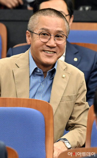 [포토] 의총 참석한 신영대 의원