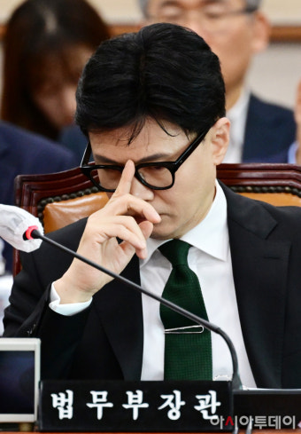 [포토] 안경 치켜 올리는 한동훈 법무부 장관