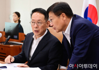 [포토] 정점식 국민의힘 간사와 대화하는 김도읍 법사위원장
