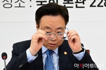 [포토] 안경 고쳐쓰는 조규홍 보건복지부 장관