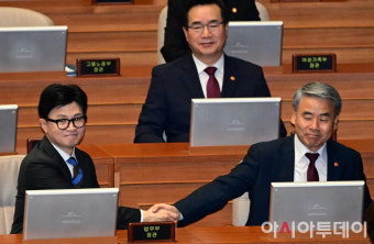 [포토] 악수 나누는 한동훈 법무부 장관과 이종섭 국방부 장관