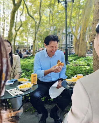 [포토] 오세훈, 뉴욕 출장 중 동행기자단과 점심 식사