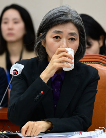 [포토] 목 축이는 김행 여성가족부 장관 후보자