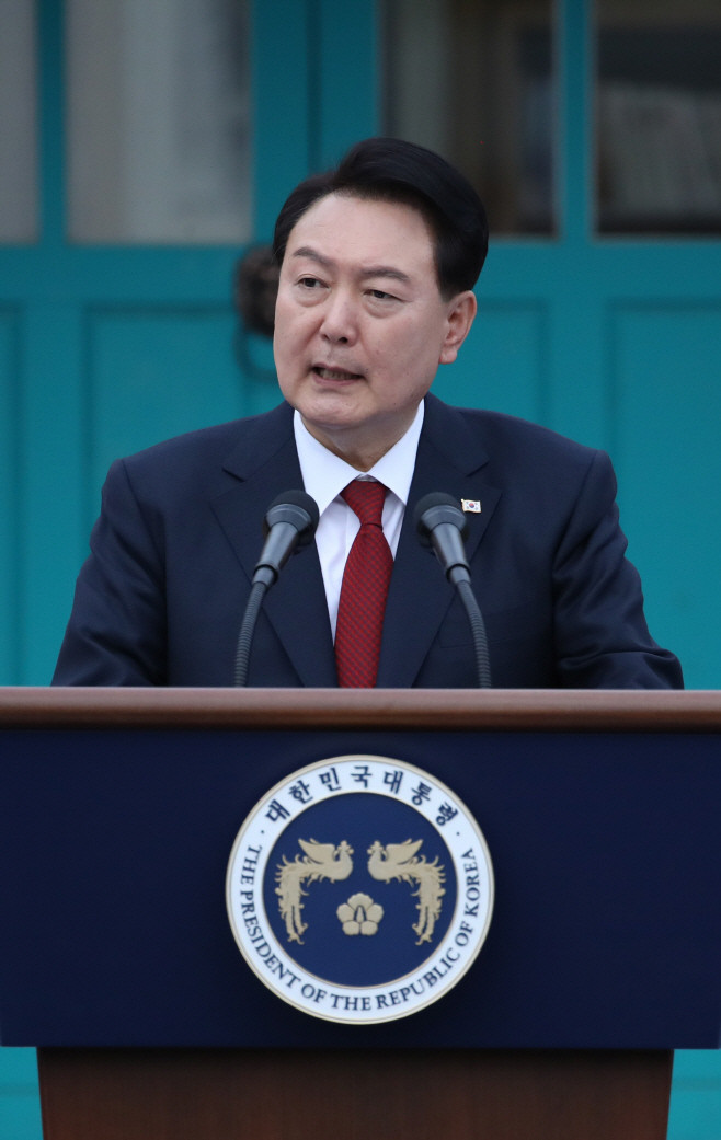 해병대 예비역 연대, 윤석열 내란수괴로 처단해야 외침에 윤석열, 전성배 관련 질문 무시