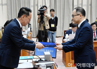 [포토] [2023국감] 증인선서문 제출하는 이원석 검찰총장