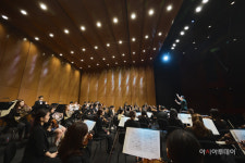 12여팀의 아티스트와 함께 감동적 무대... 관객들 박수갈채로 화답