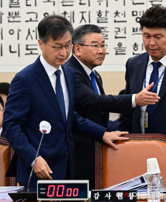 [포토] [2023국감] 종합감사 출석하는 최재해 감사원장과 유병호 사무총장