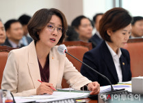 [포토] [2023 국감] 종합감사 받는 이영 장관