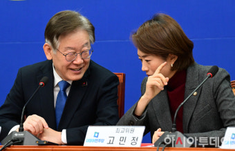 [포토] 고민정 최고위원과 대화하는 이재명 대표