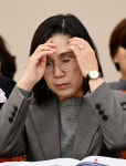 김현숙머리창조 | [포토] [2023국감] 머리 쓸어 넘기는 김현숙 여성가족부 장관