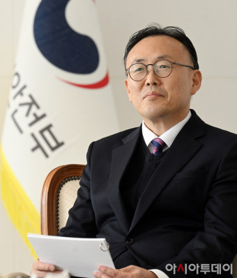 [포토]UNDRR 특별대표 마미 미즈토리와 대화나누는 이한경 본부장