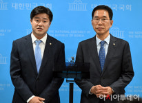 [포토] 질문에 답하는 박상혁·김주영 의원