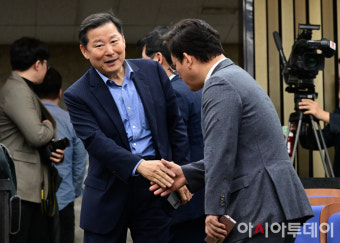 [포토] 의원들과 인사하는 이철규 국민의힘 인재영입위원장