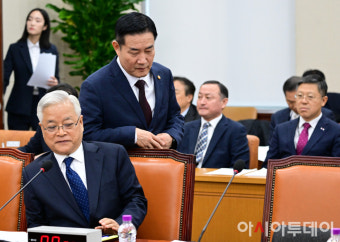 [포토] 국방의 전체회의 출석하는 신원식 장관