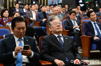 [포토] 홍익표 원내대표 발언 듣는 이재명 대표