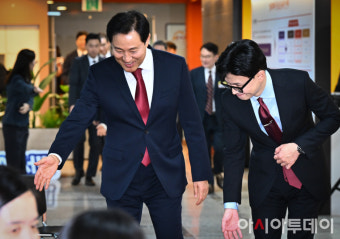 [포토] 자리 권하는 오세훈 시장-한동훈 장관