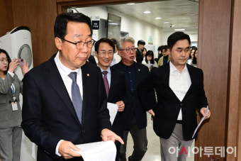 [포토] 윤영찬·이원욱·조응천·김종민 '원칙과 상식' 출범 기자회견 입장