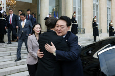 윤석열, 마크롱과 따뜻한 조찬 정상회담…반도체·원전 협력 논의