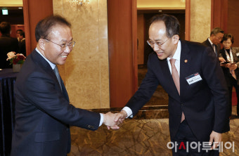 [포토] 추경호 경제부총리와  악수하는 윤재옥 국민의힘 원내대표