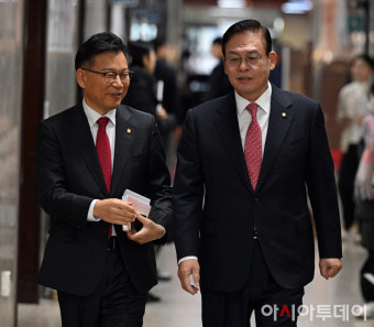 [포토] 중진의원 모임 참석하는 정우택 의원