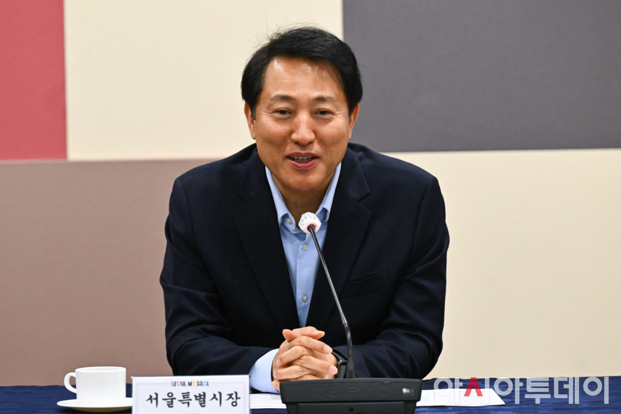 오세훈 서울시장, 세운상가 공중보행로 철거 추진에 관심 집중하여 논란 불거졌지만, 추석 농수특산물 서울장터 개막행사 참석하며 시민 지지 얻어 함께 의료공백 최소화 계획

