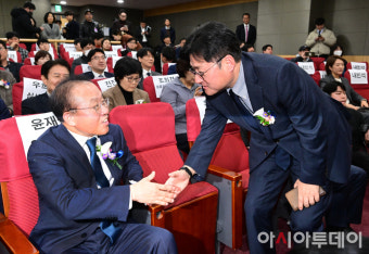 [포토] 악수 나누는 윤재옥-홍익표 여야 원내대표