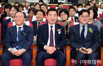 [포토] 미소 짓는 김진표 의장과 윤재옥-홍익표 여야 원내대표