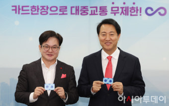 [포토] 기후동행카드 든 오세훈 서울시장-김병수 김포시장
