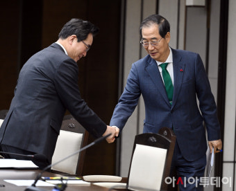 [포토]정황근 장관과 악수하는 한덕수 총리