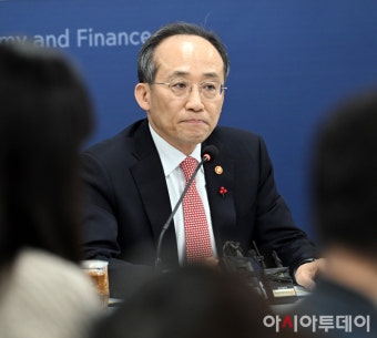 [포토]기자들 질문받는 추경호 부총리