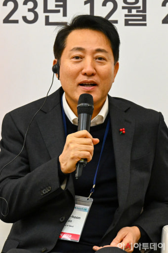 서울시장 오세훈, 미리 내 집 1호 올림픽파크포레온 사전점검 참석하여 신혼부부와 대화