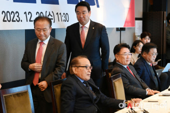 [포토] 상임고문단 간담회 참석하는 윤재옥 대표 권한대행