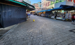 [르포] 크리스마스 코앞인데…전통시장 발길 뚝, 백화점 북적