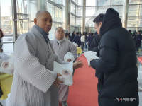 [포토] '꼭 받아가세요' 동지 팥죽 나누는 봉은사 덕산스님