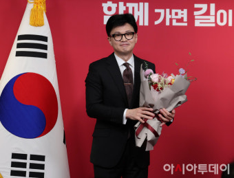 [포토] 축하 꽃다발 받은 한동훈 비대위원장