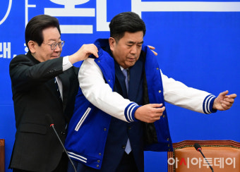 [포토] '5호 인재' 강청희 전 의협 상근부회장에게 점퍼 입혀주는 이재명 대표