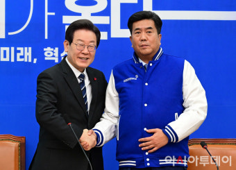 [포토] 강청희 전 의협 상근부회장과 악수하는 이재명 대표