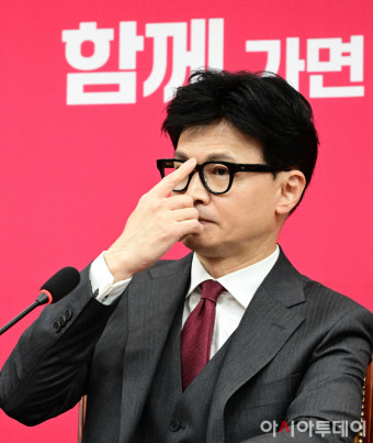 [포토] 안경 고쳐쓰는 한동훈 비대위원장