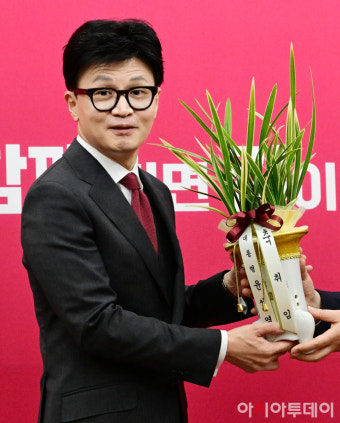 [포토] 尹 대통령 축하 난 전달 받는 한동훈 비대위원장