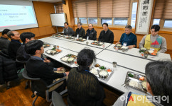 [포토] 영등포보현종합지원센터 찾은 오세훈 서울시장