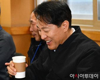 [포토] 인문학프로그램 이용자가 만든 커피 마시는 오세훈 시장