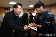 [포토] 시립영등포보현종합지원센터 이용자 만난 오세훈 시장